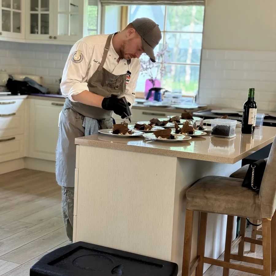 Kokk valmistab kodus köögisaarel õhtusööki