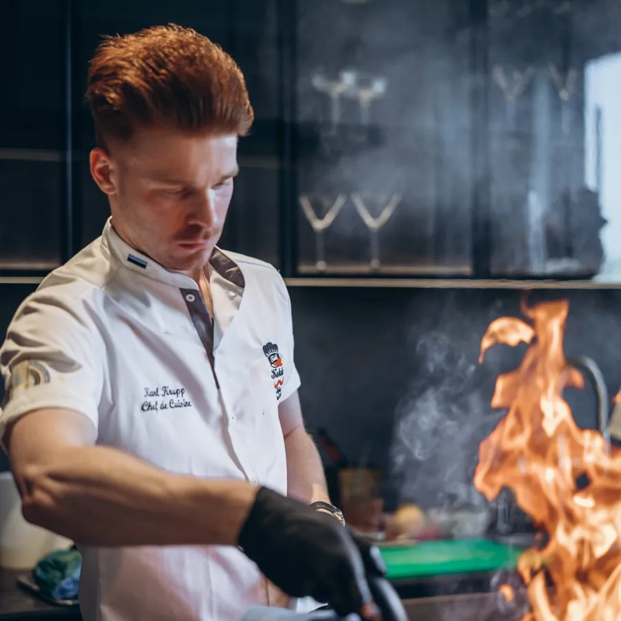 Kokk flambeerib pannil, tuli lööb üles