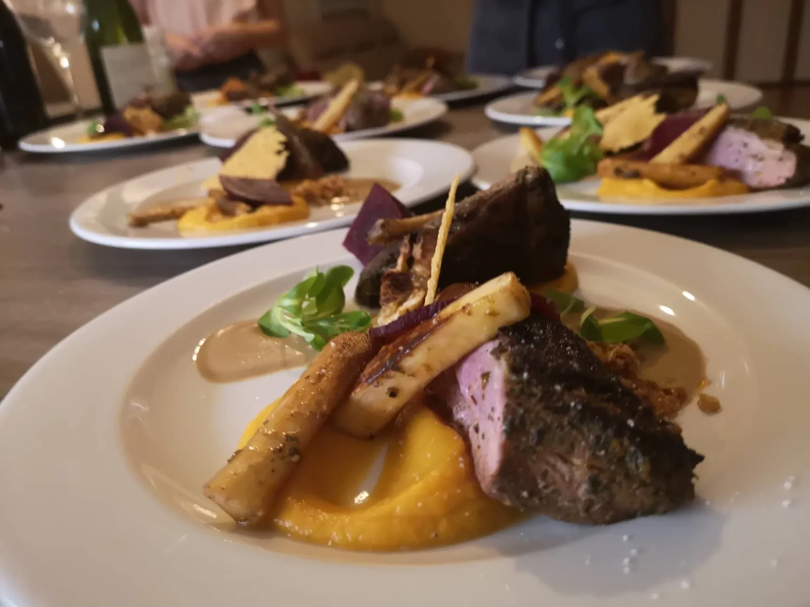 Mitmekäiguline õhtusöök serveerimiseks valmis