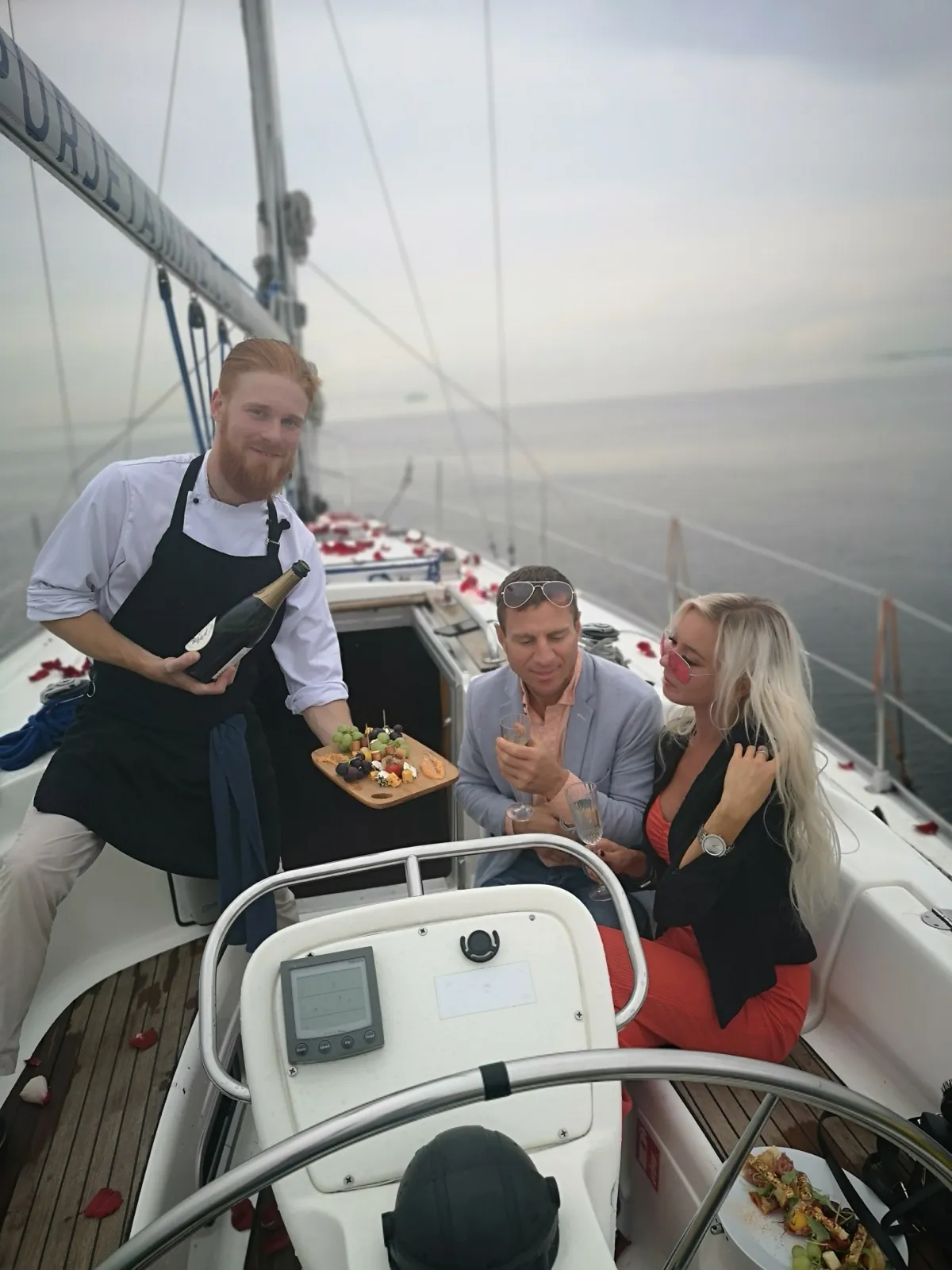 Kokk serveerib paarile õhtusööki jahil